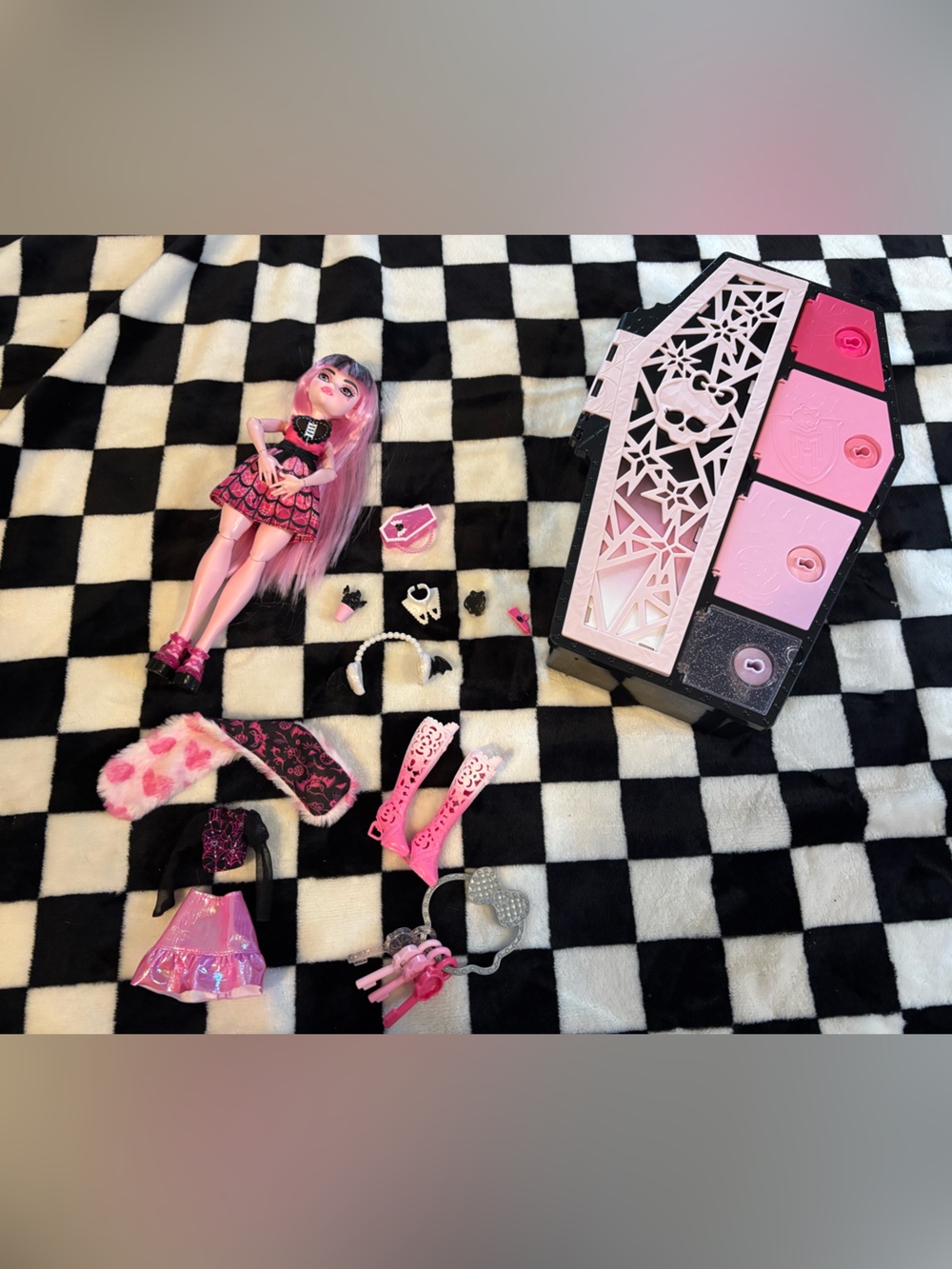 2022 Monster High DRACULAURA Skulltimate Secrets Fearidescent